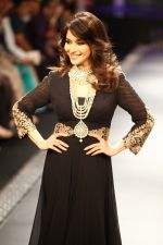 Madhuri Dixit walks the ramp for PC Jeweller Show at IIJW Day 5 Grand Finale on 23rd Aug 2012 (4).JPG